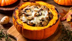 Neuvěřitelná podzimní lahůdka: úžasný recept na žampionový julienne v dýni s výbornou chutí